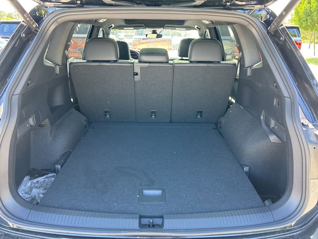 Certified 2024 Volkswagen Tiguan SE R-Line image 45
