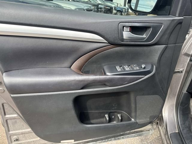 Used 2016 Toyota Highlander XLE image 25