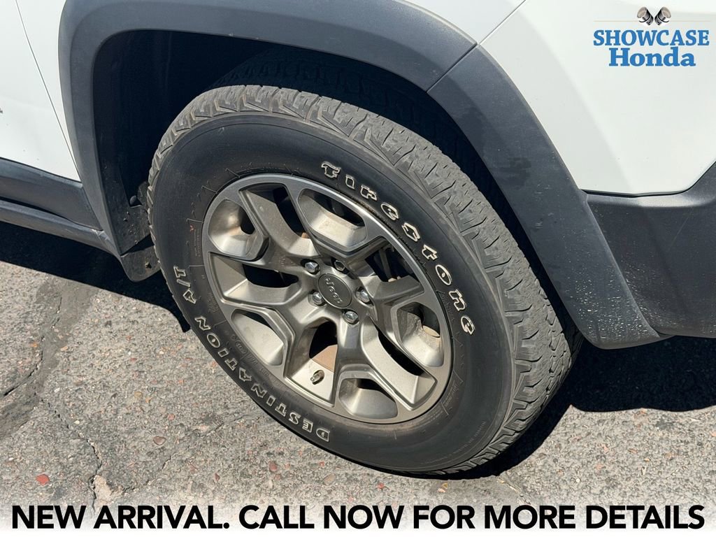 Used 2022 Jeep Cherokee Trailhawk w/ Comfort/Convenience Group AWD/4WD image 6