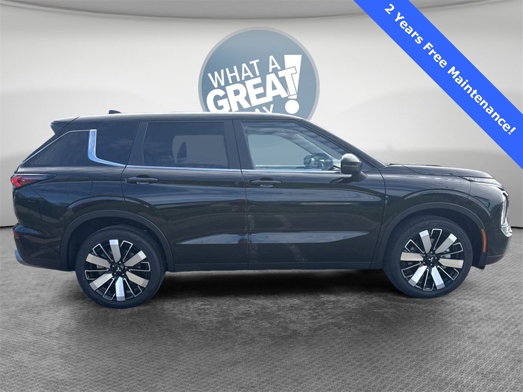 New 2025 Mitsubishi Outlander SE image 2