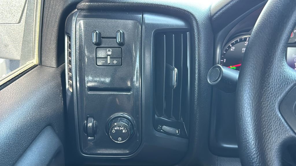 Used 2018 Chevrolet Silverado 1500 Custom w/ Custom Value Package AWD/4WD image 17