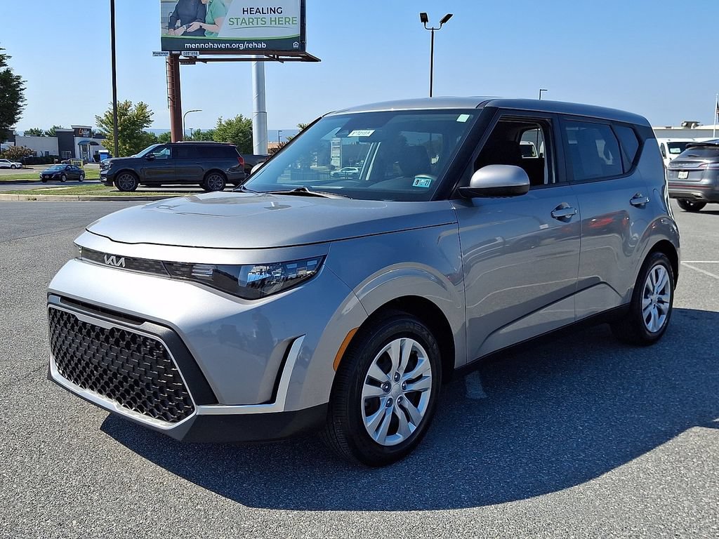 Used 2023 Kia Soul LX FWD image 3