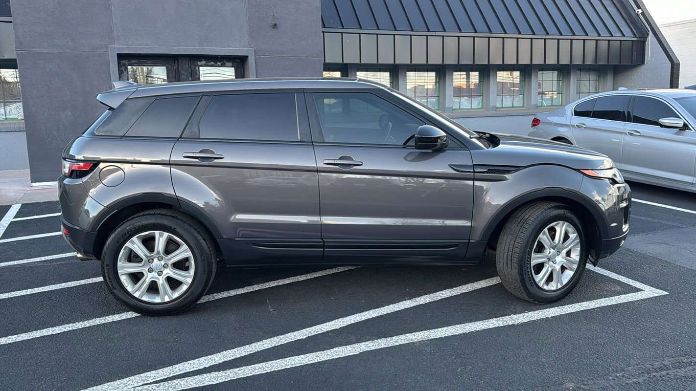 Used 2017 Land Rover Range Rover Evoque SE image 2