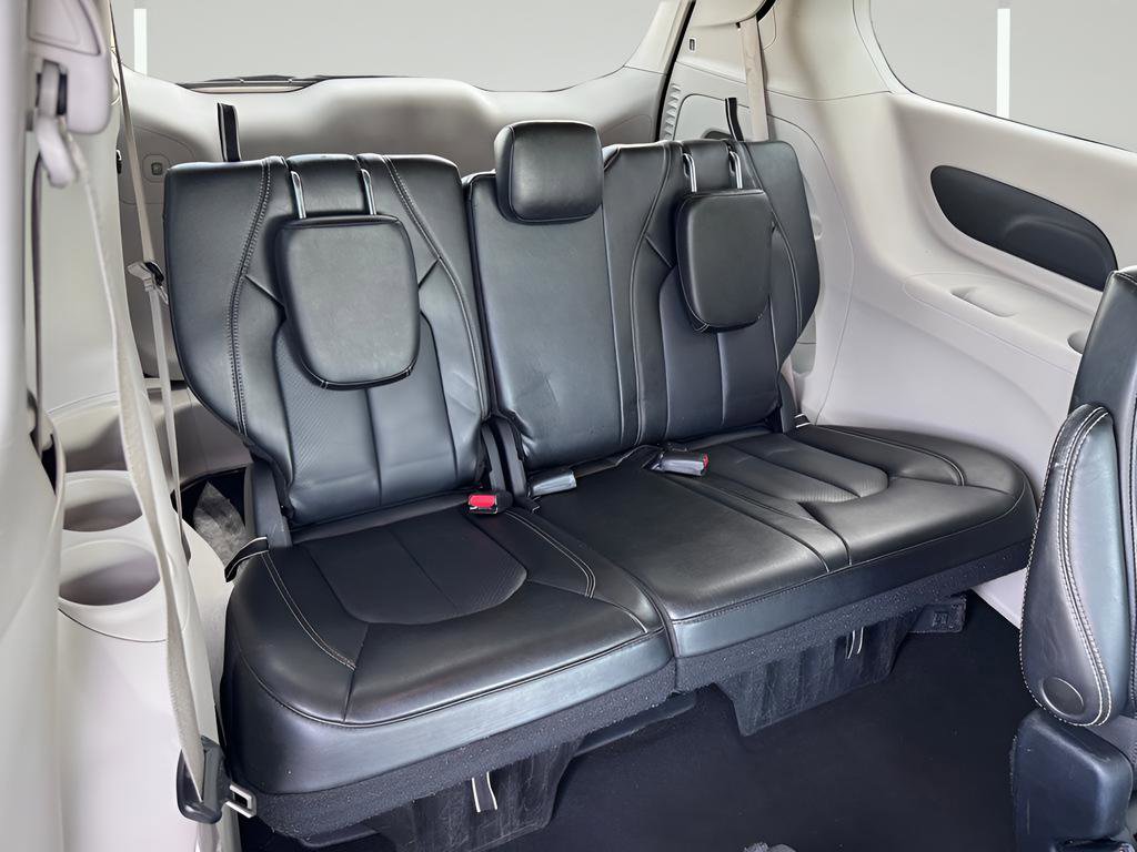 Used 2023 Chrysler Pacifica Touring-L FWD image 33