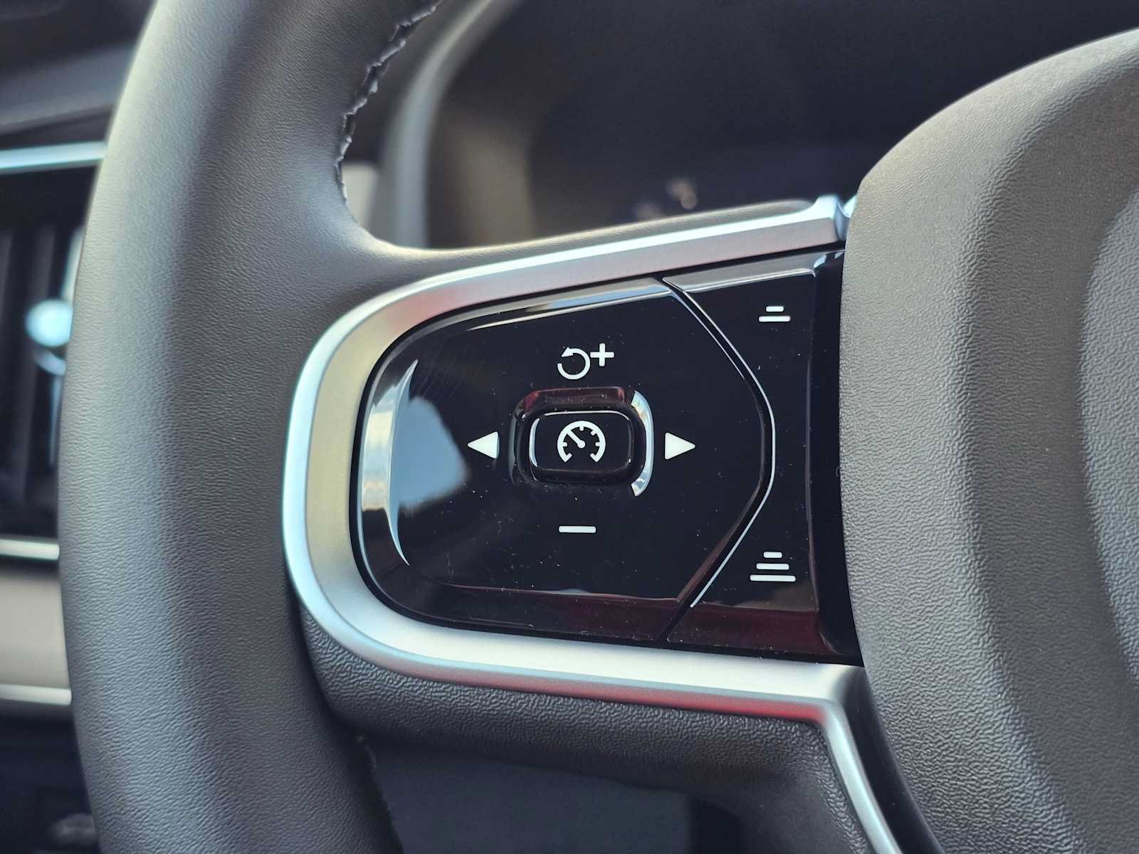 New 2026 Volvo XC90 B6 Plus w/ Protection Package Premier AWD/4WD image 34