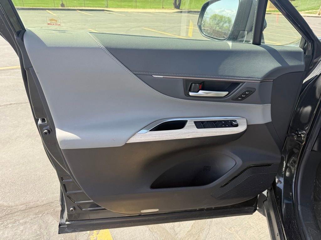 Used 2021 Toyota Venza Limited w/ Advanced Technology Package image 9