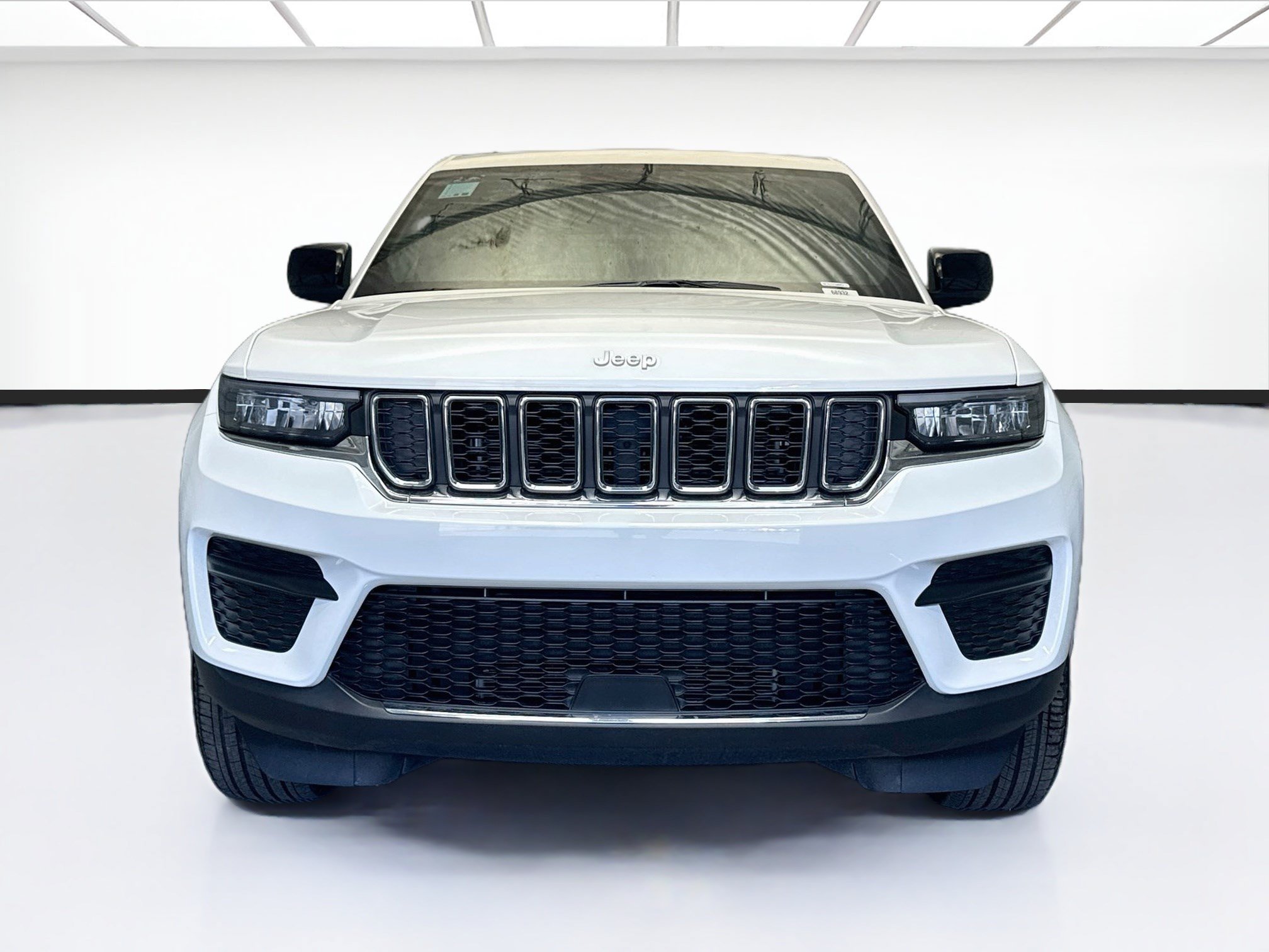 Used 2025 Jeep Grand Cherokee Laredo X AWD/4WD image 2