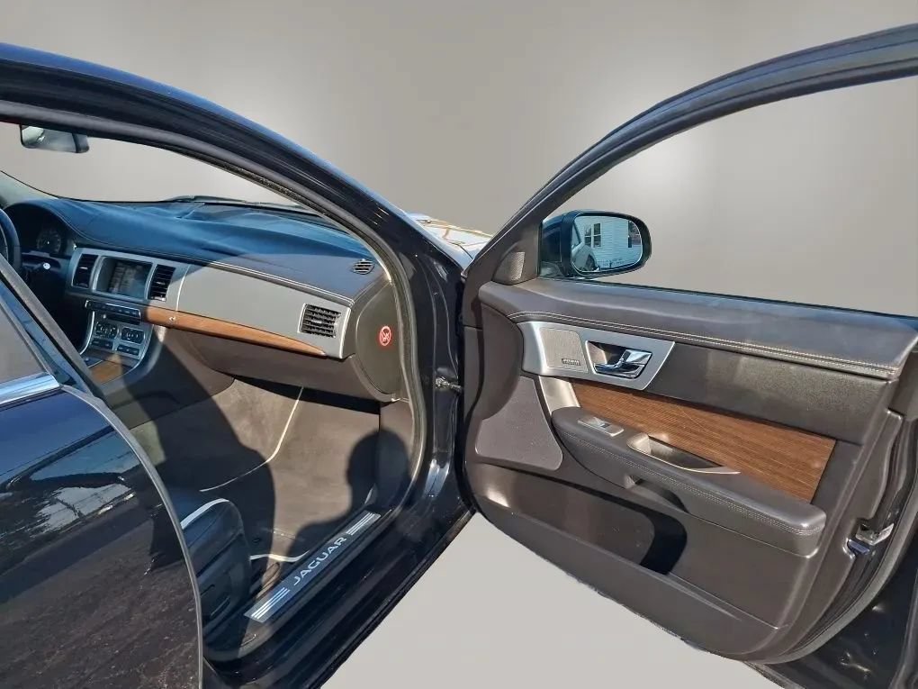 Used 2015 Jaguar XF Sport AWD/4WD image 34