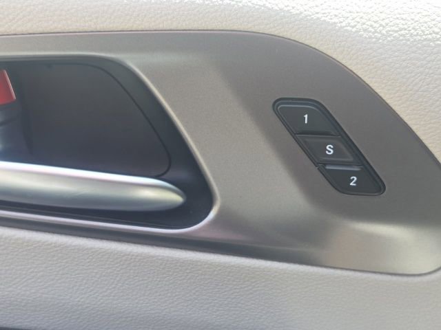 Used 2023 Chrysler Pacifica Touring-L FWD image 25