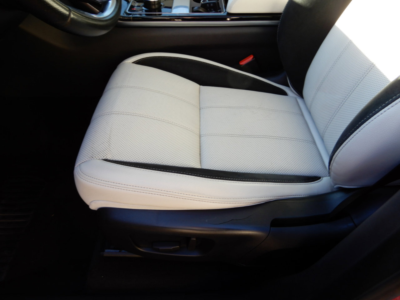 Used 2019 Land Rover Range Rover Velar S image 13