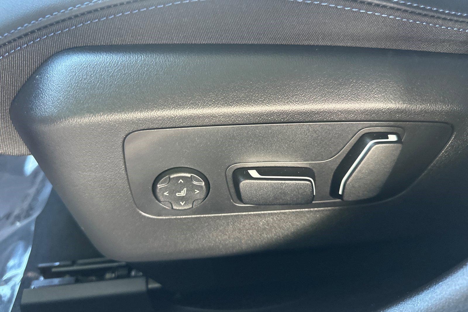 Used 2026 BMW 540i xDrive w/ M Sport Package AWD/4WD image 14