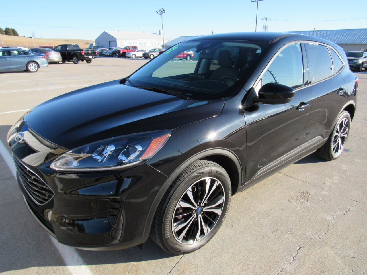 Used 2022 Ford Escape SE w/ SE Sport Appearance Package AWD/4WD image 2