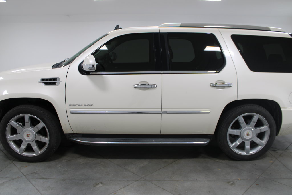 Used 2013 Cadillac Escalade Luxury AWD/4WD image 6