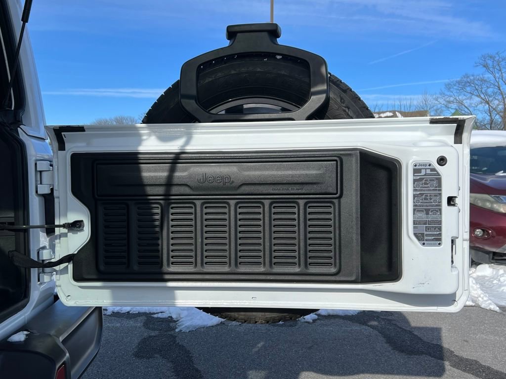 Used 2022 Jeep Wrangler Unlimited Sahara w/ Cold Weather Group image 16