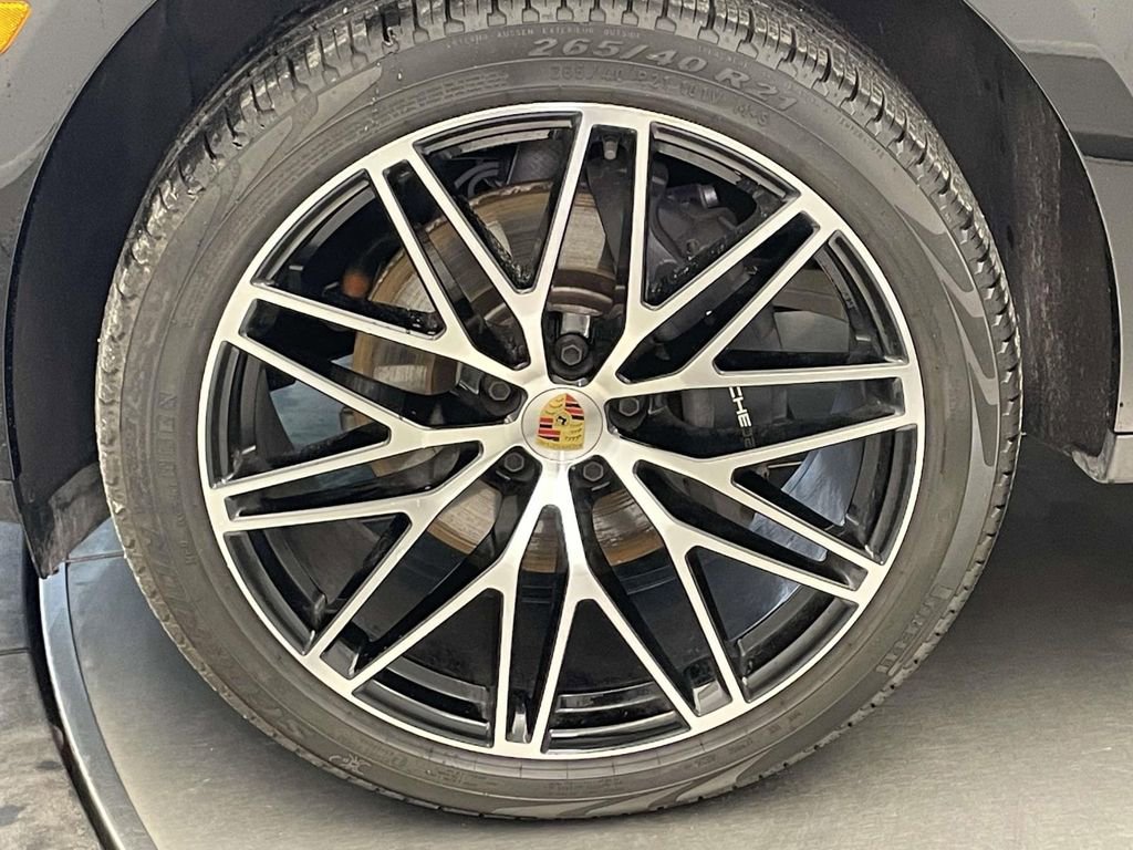 Certified 2025 Porsche Macan AWD/4WD image 11