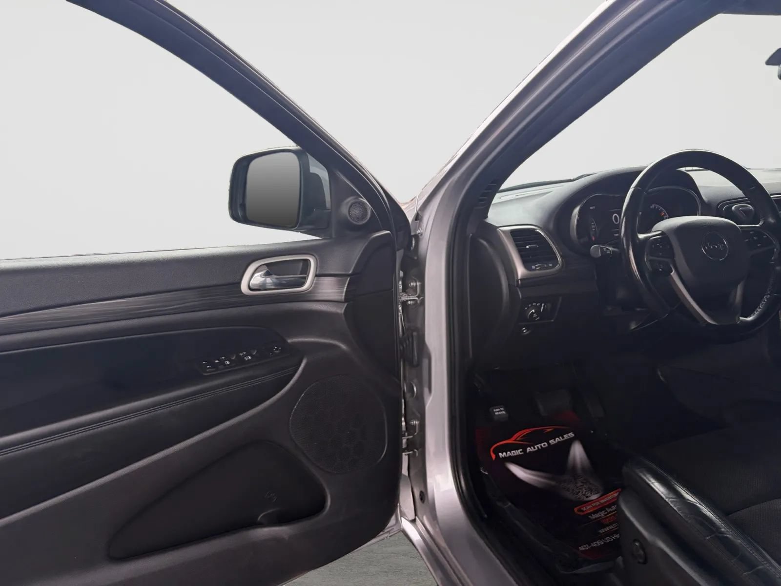 Used 2021 Jeep Grand Cherokee Laredo X AWD/4WD image 11