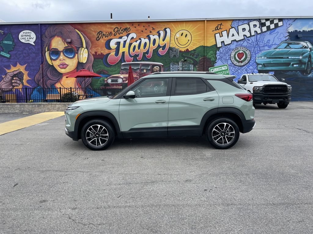 Used 2025 Chevrolet TrailBlazer LT AWD/4WD image 2