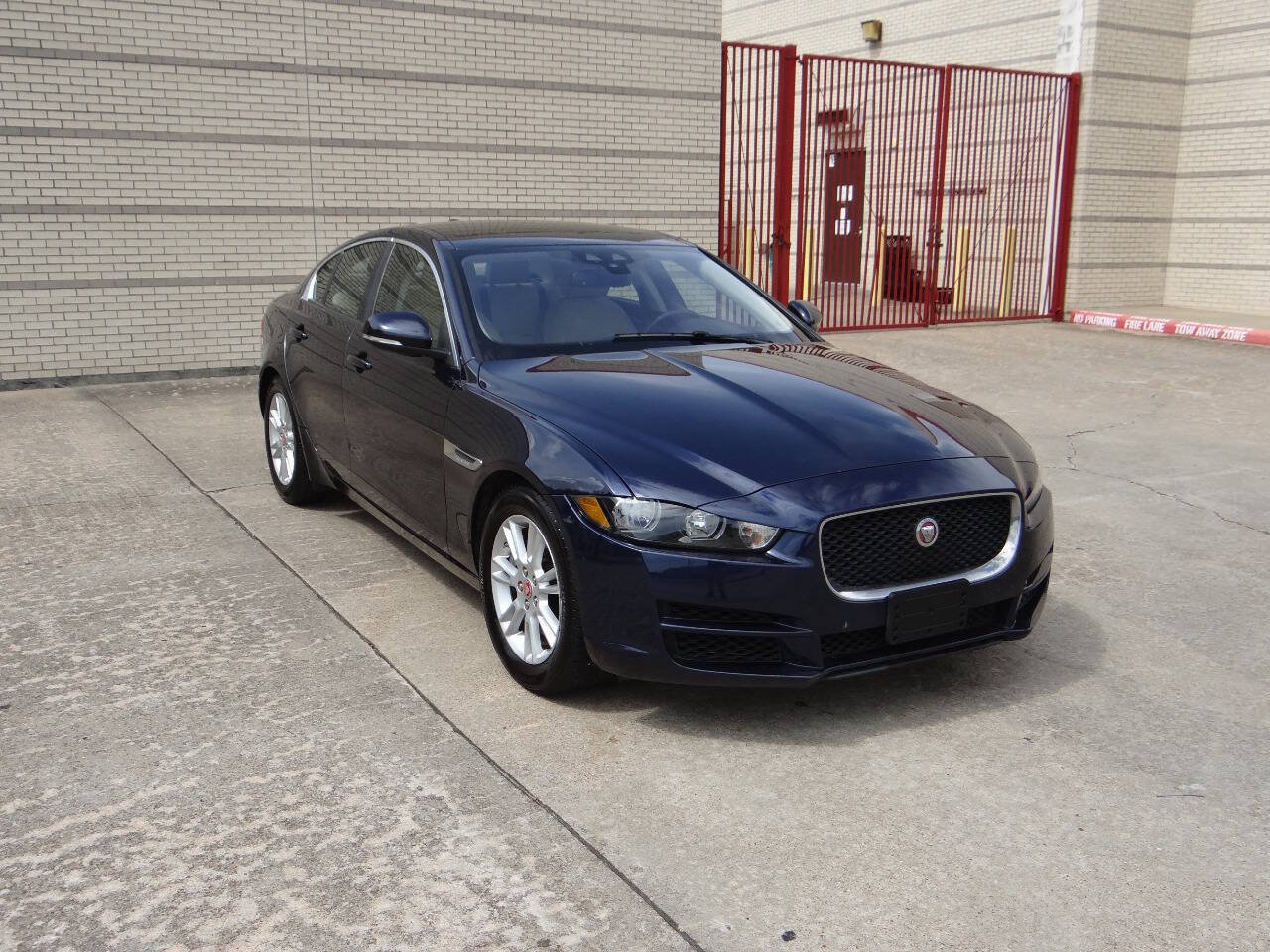 Used 2018 Jaguar XE Premium AWD/4WD image 3
