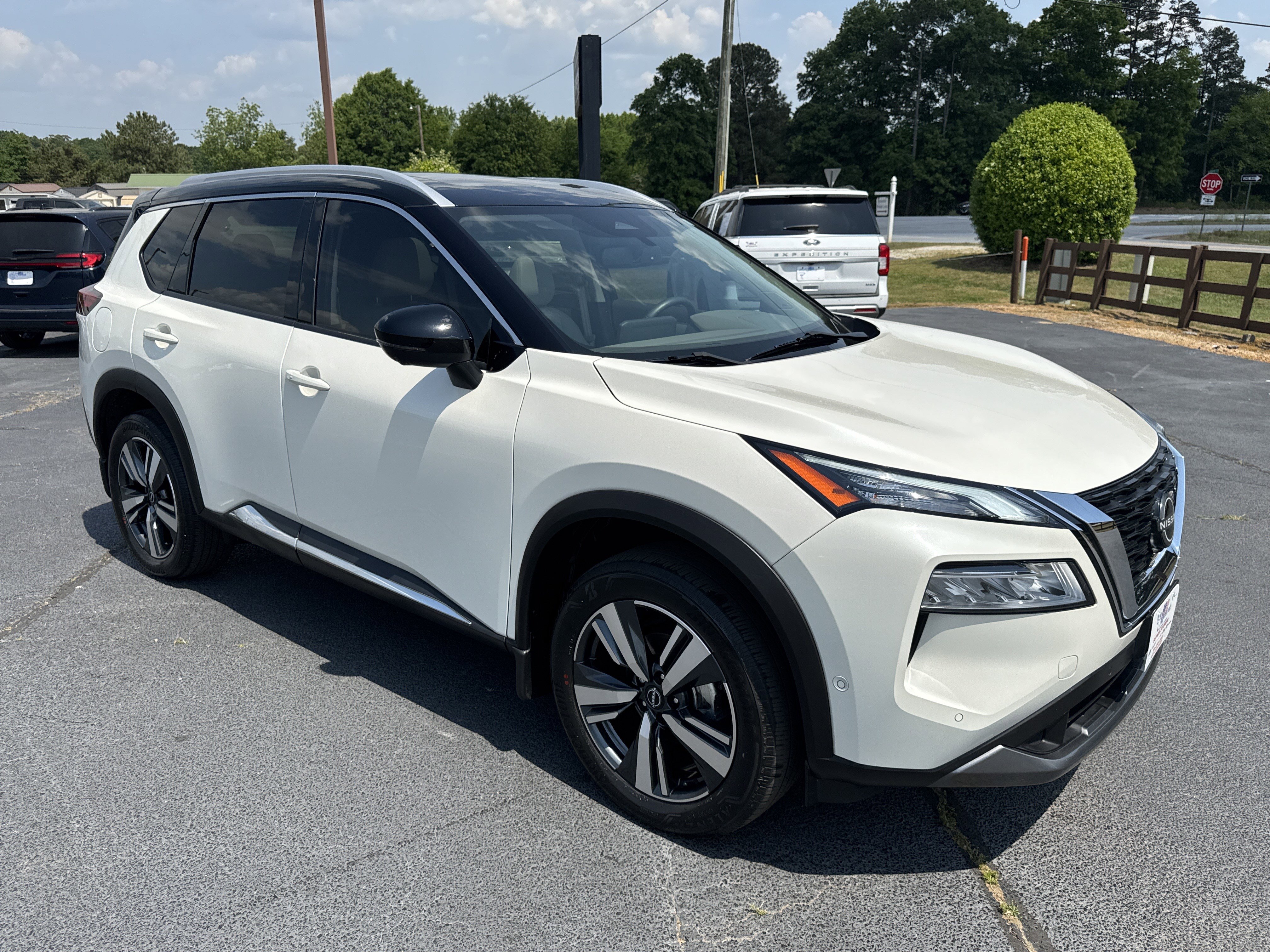 Used 2023 Nissan Rogue SL w/ SL Premium Package FWD image 4