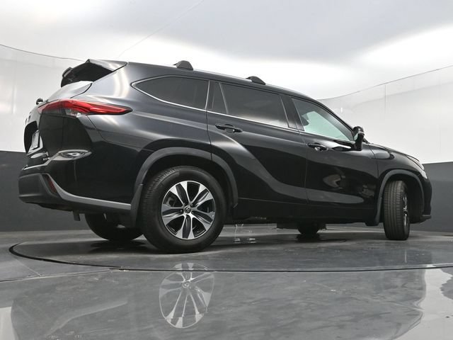 Used 2022 Toyota Highlander XLE AWD/4WD image 34