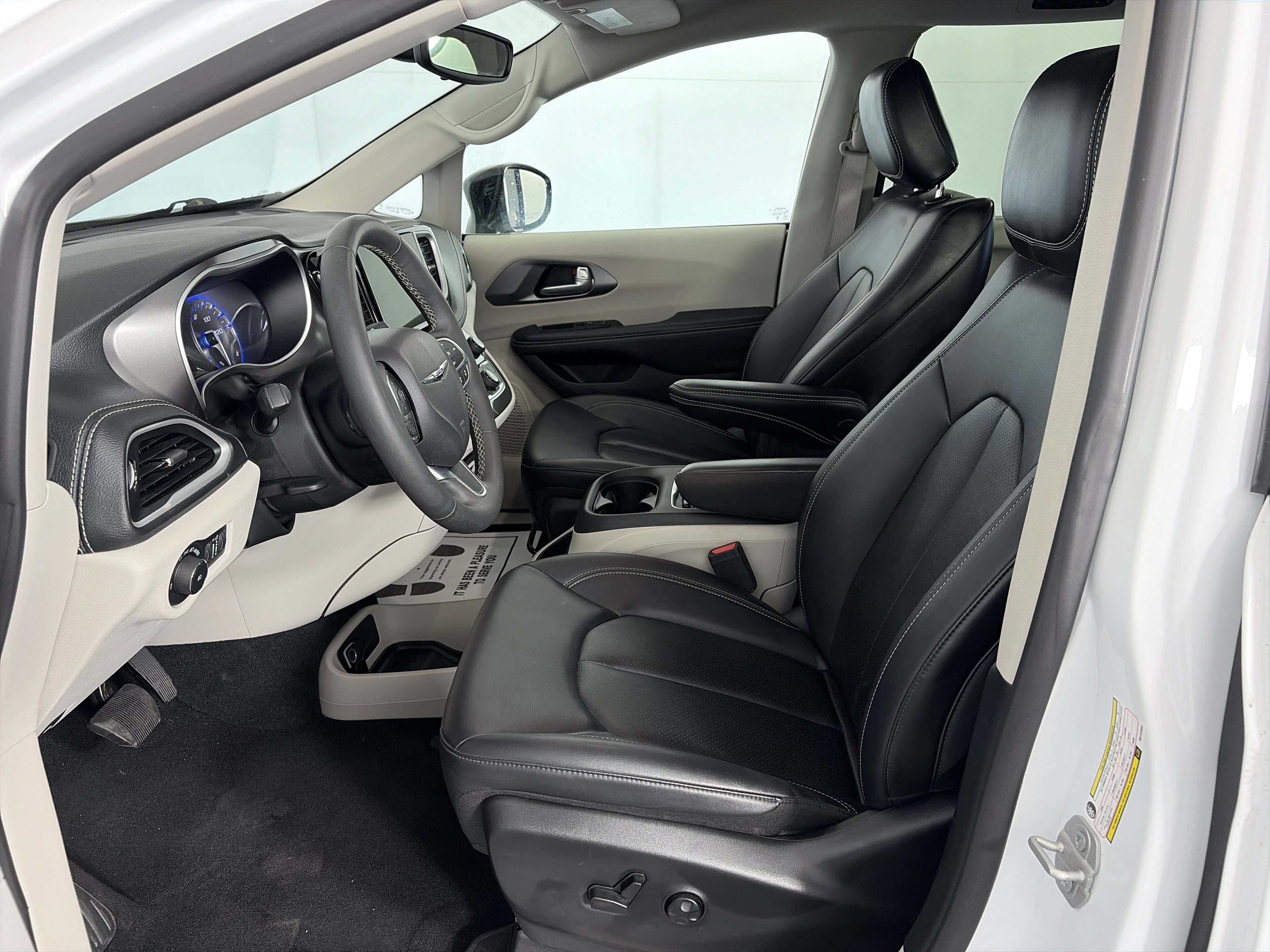 Used 2024 Chrysler Pacifica Touring-L image 6