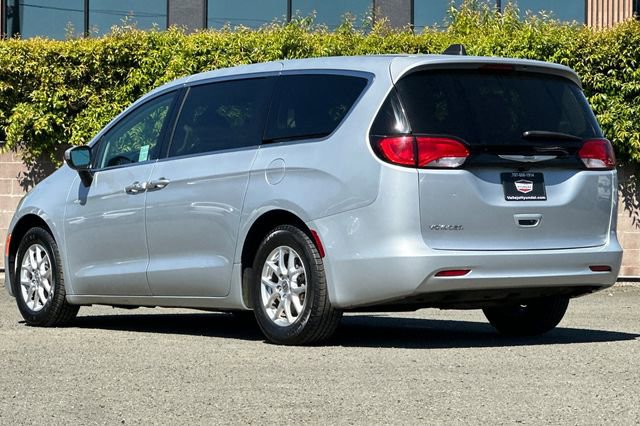 Used 2022 Chrysler Voyager LX FWD image 9