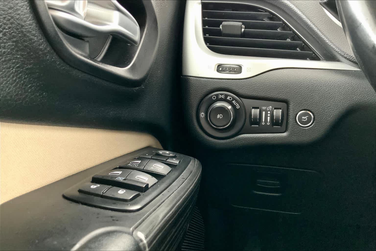 Used 2015 Jeep Cherokee Latitude w/ Comfort/Convenience Group FWD image 35