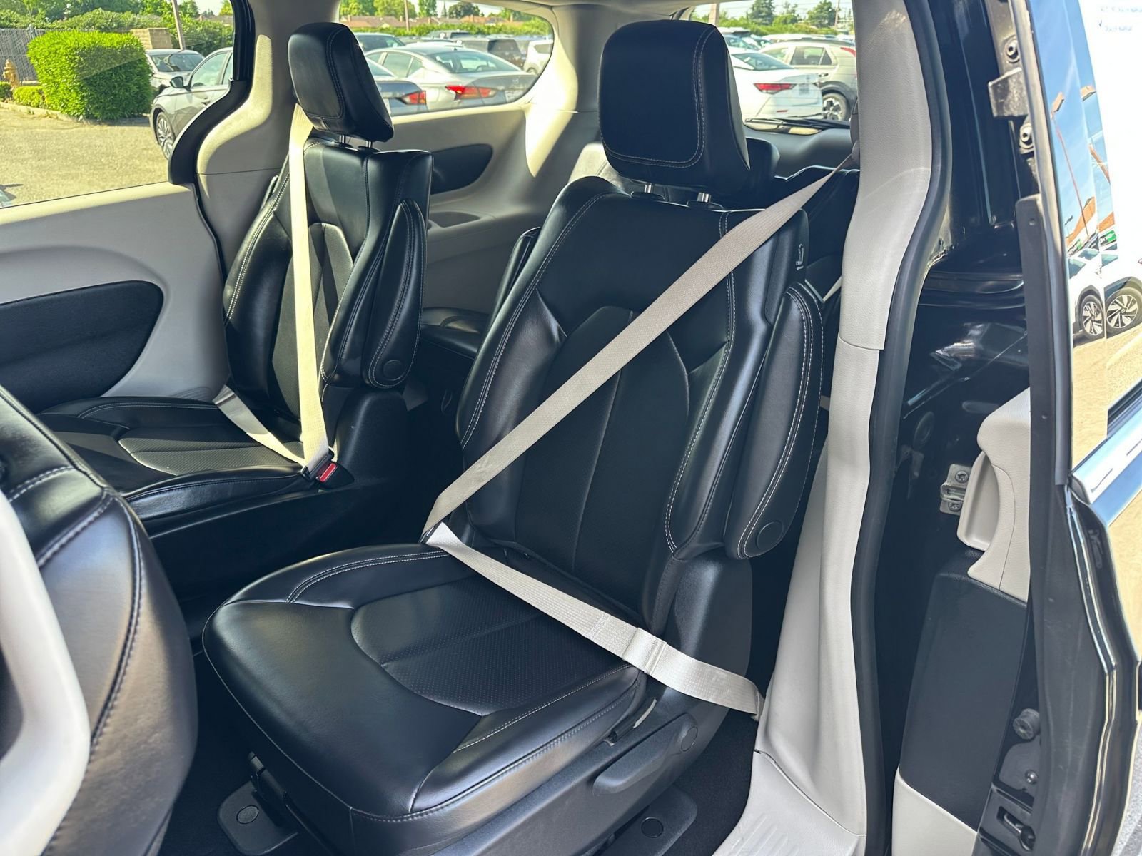 Used 2023 Chrysler Pacifica Touring-L image 39