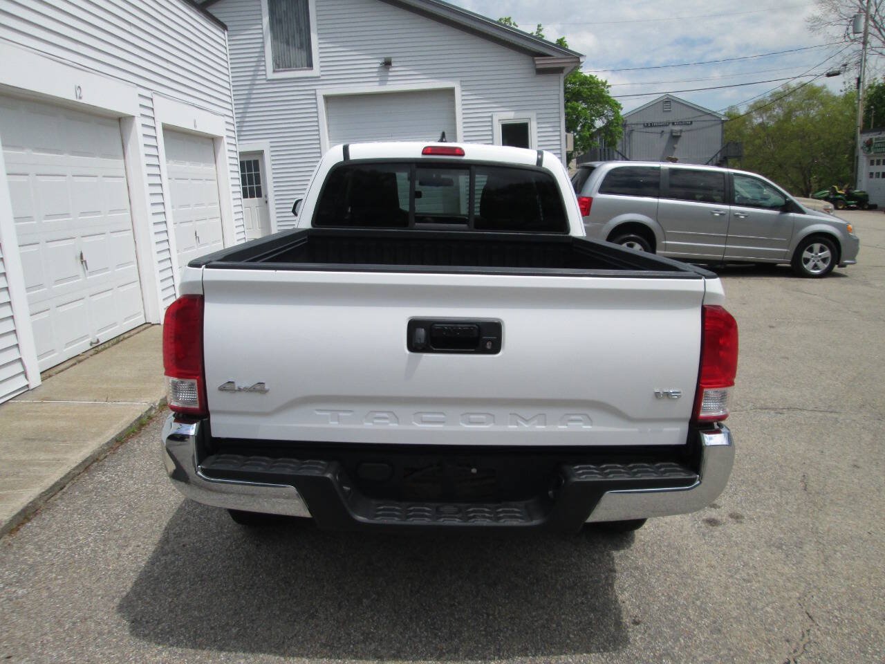Used 2016 Toyota Tacoma SR5 AWD/4WD image 9