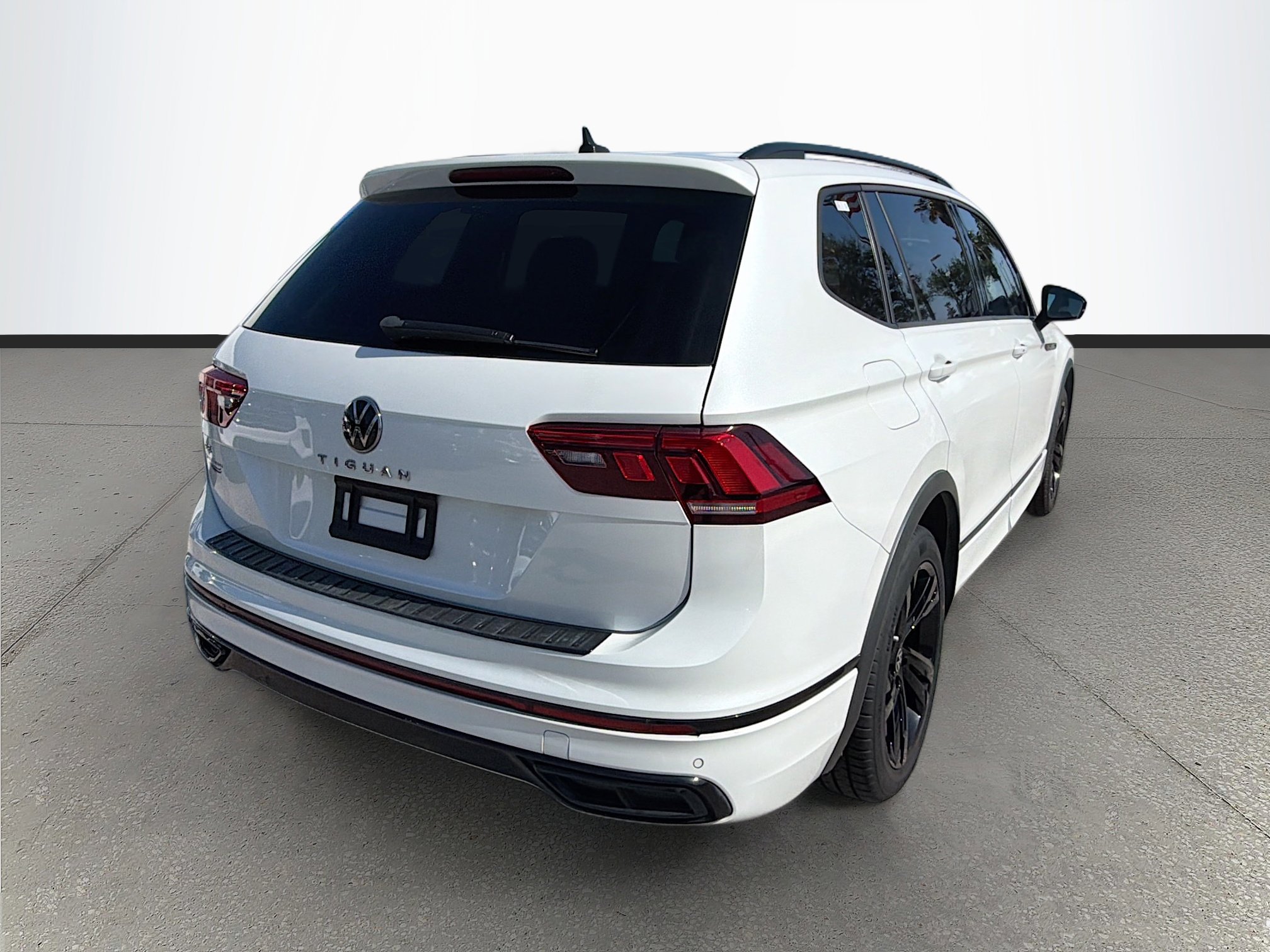 Used 2023 Volkswagen Tiguan SE R-Line image 4