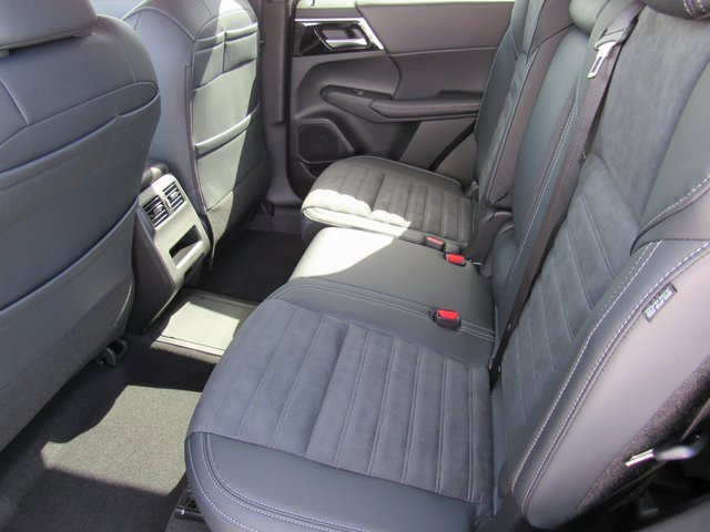 New 2025 Mitsubishi Outlander SE image 9