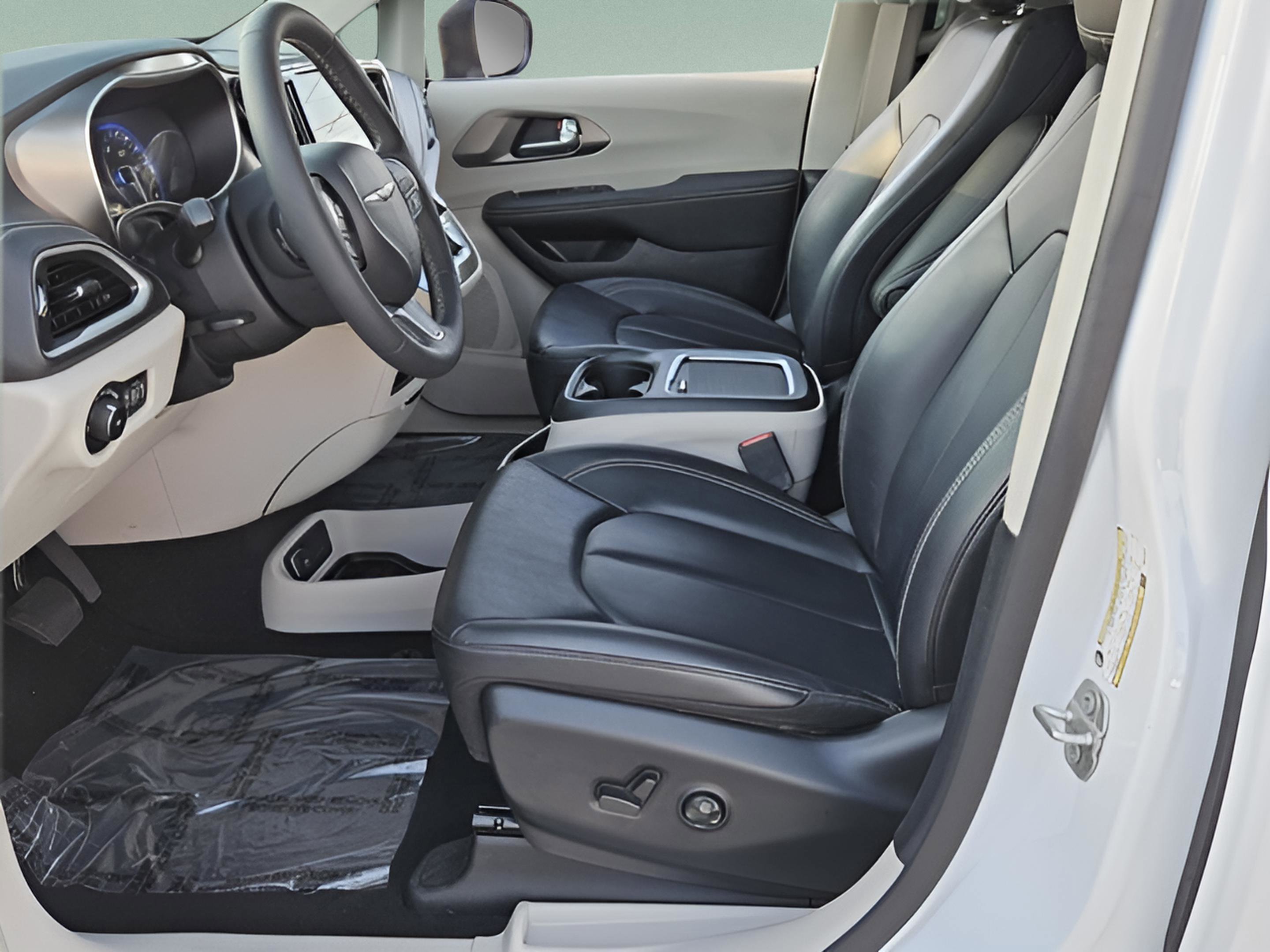 Used 2023 Chrysler Pacifica Touring-L image 8