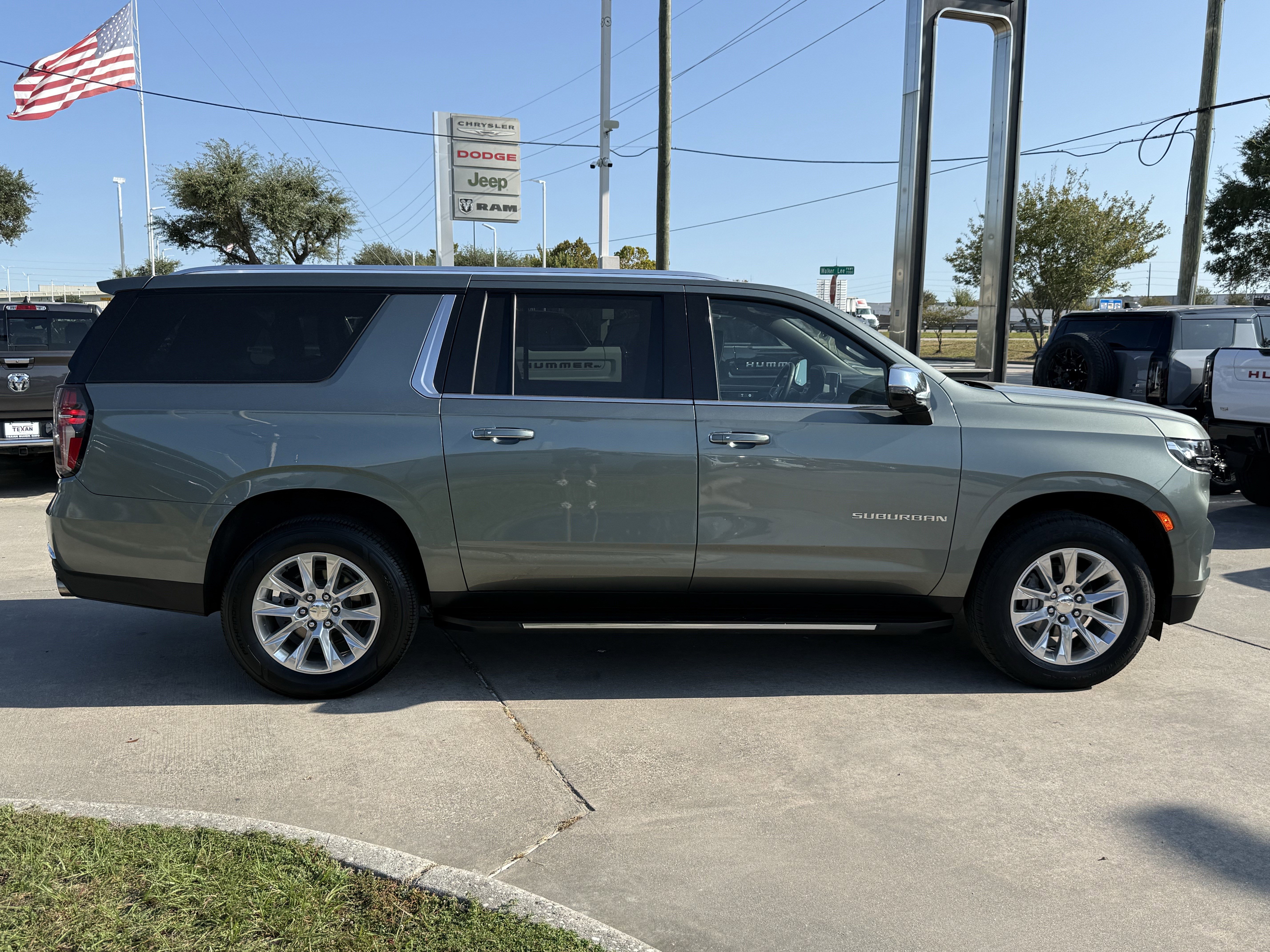 Used 2023 Chevrolet Suburban Premier image 3