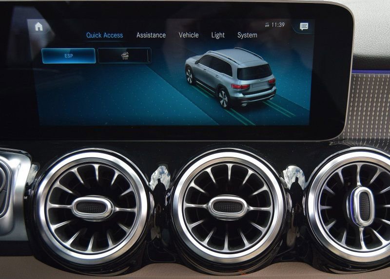 Used 2021 Mercedes-Benz GLB 250 4MATIC w/ Premium Package image 29