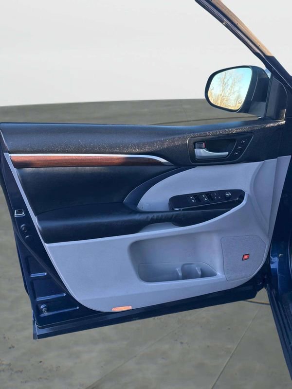 Used 2014 Toyota Highlander Limited w/ Driver Technology Package image 23