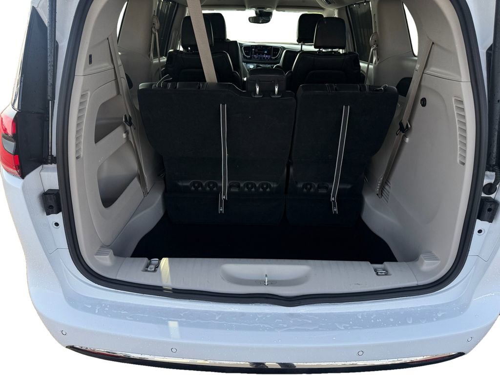 Used 2024 Chrysler Pacifica Touring-L image 19