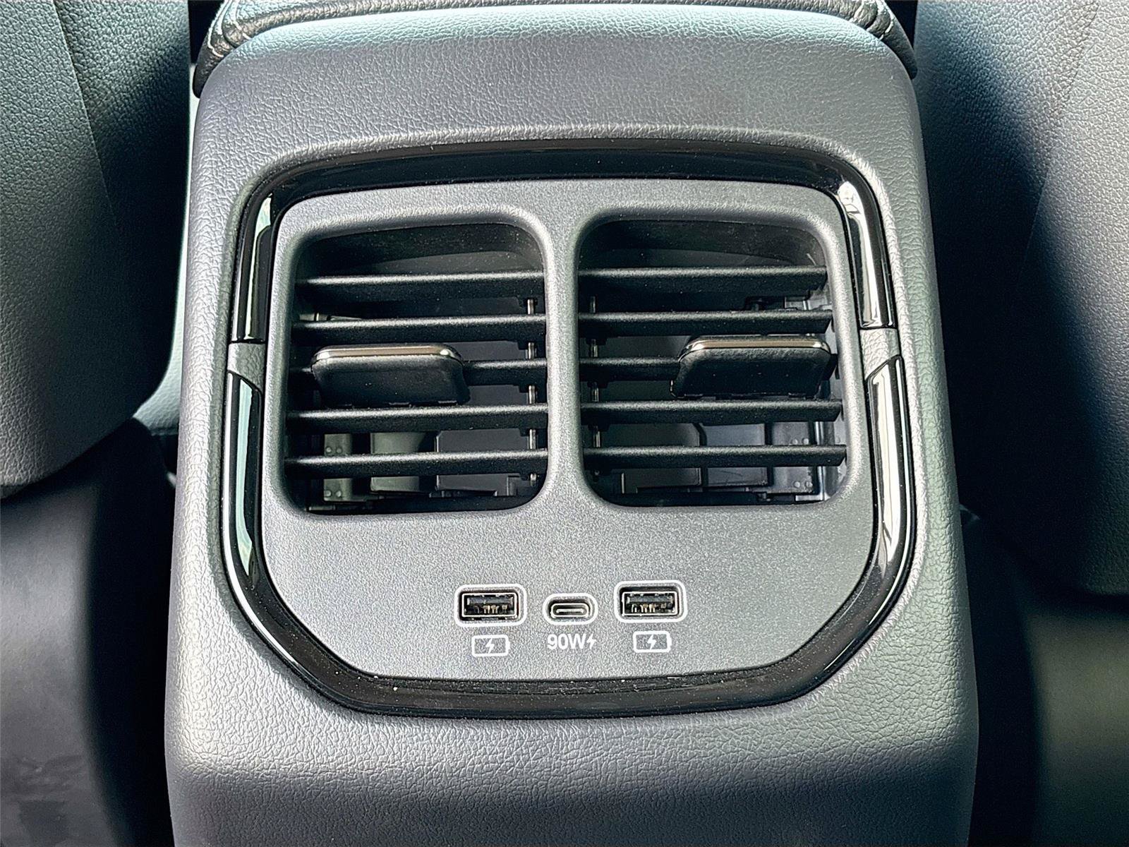New 2025 VinFast VF 8 Eco AWD/4WD image 24
