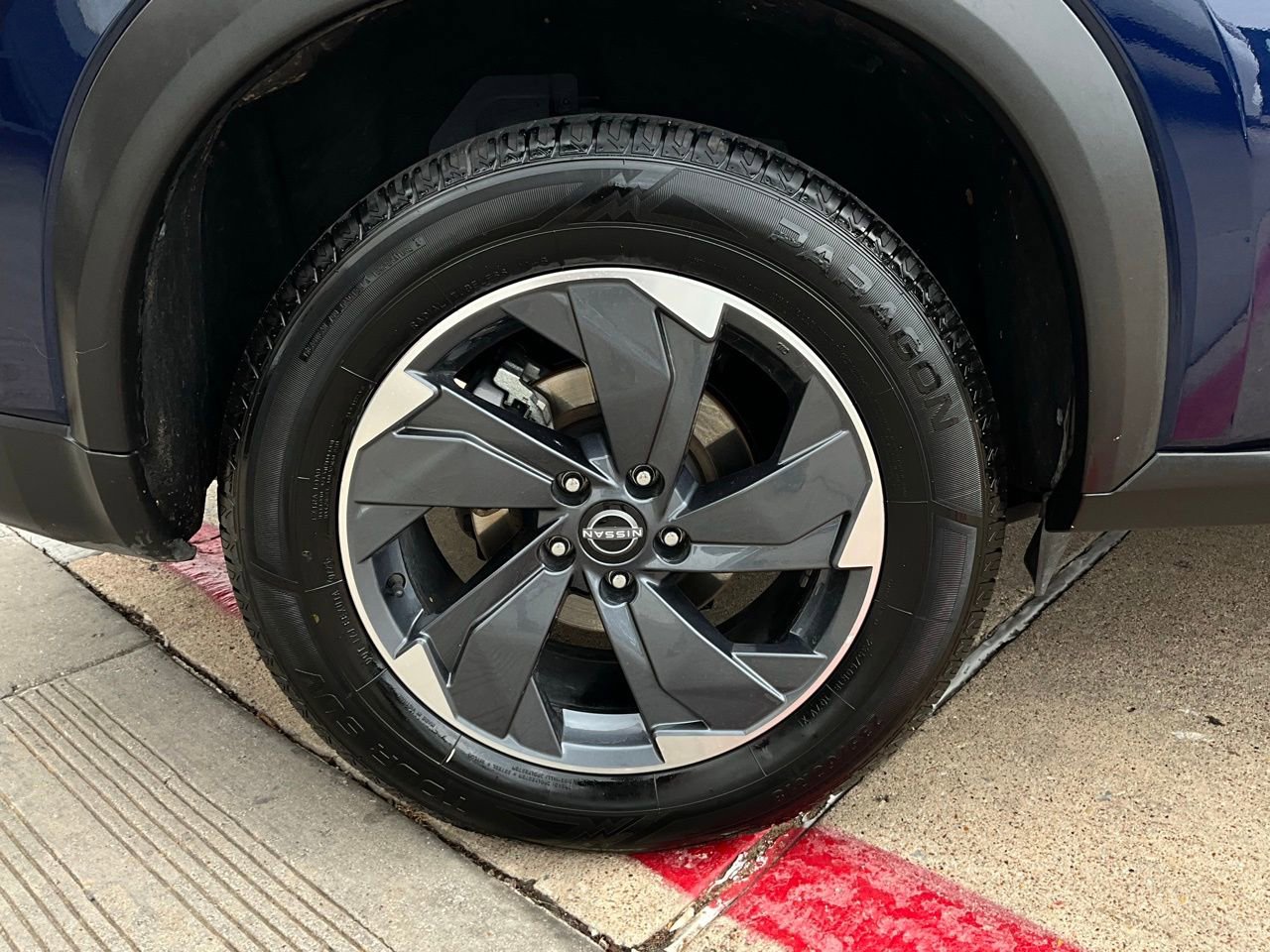 Used 2025 Nissan Rogue SV image 9