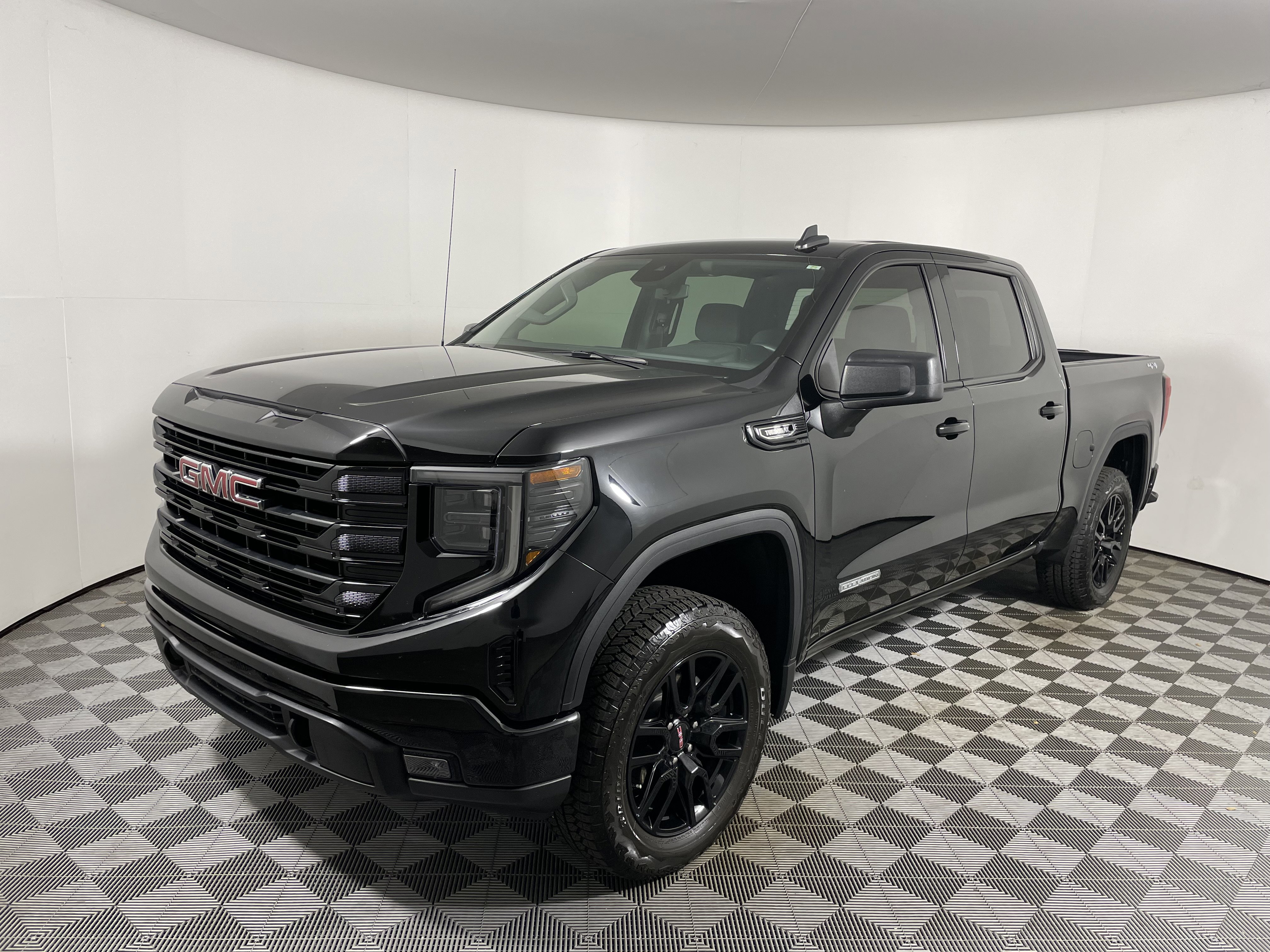 Used 2025 GMC Sierra 1500 Elevation image 9
