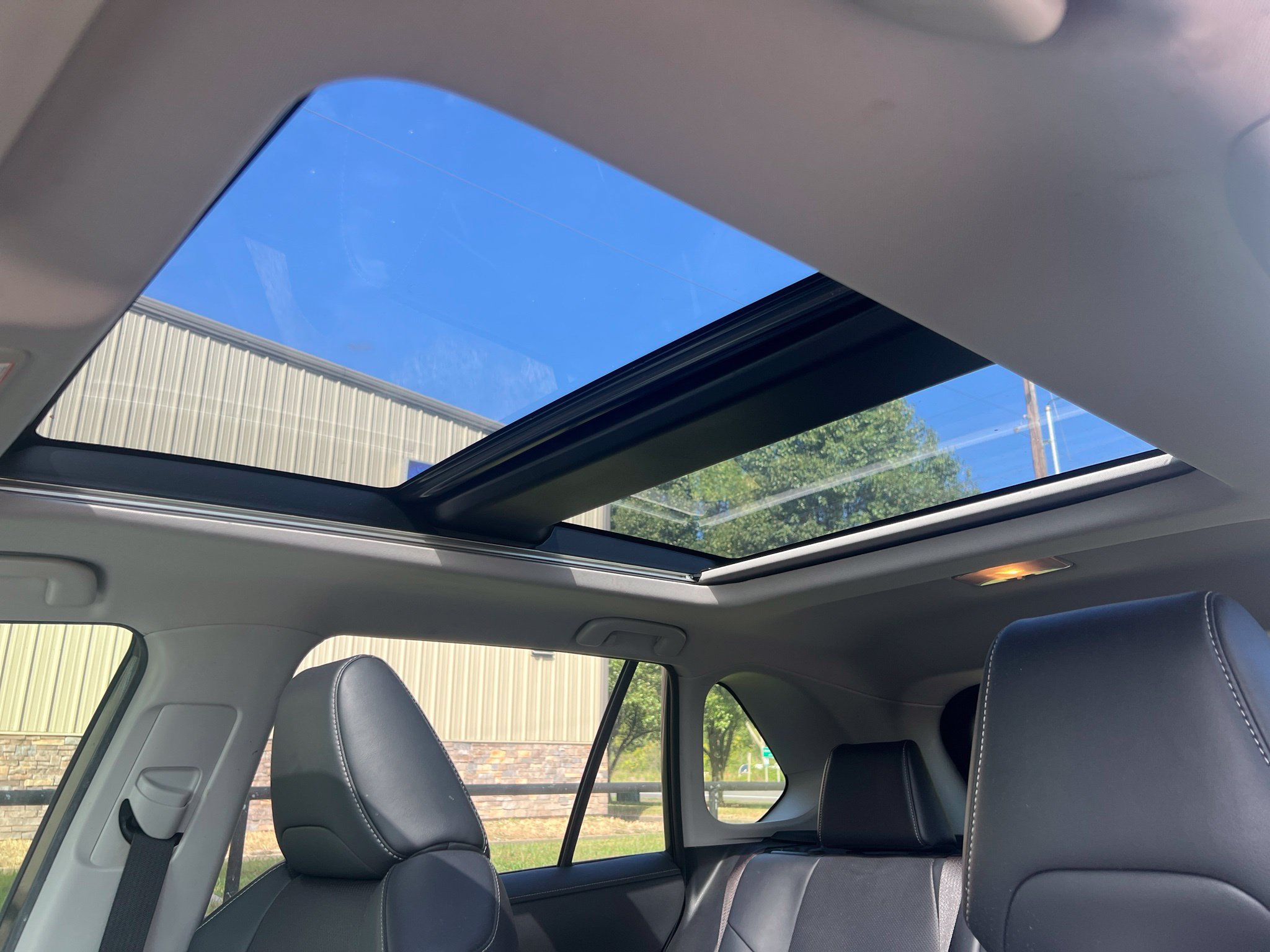 Used 2019 Toyota RAV4 Limited w/ Advanced Technology Package FWD image 13