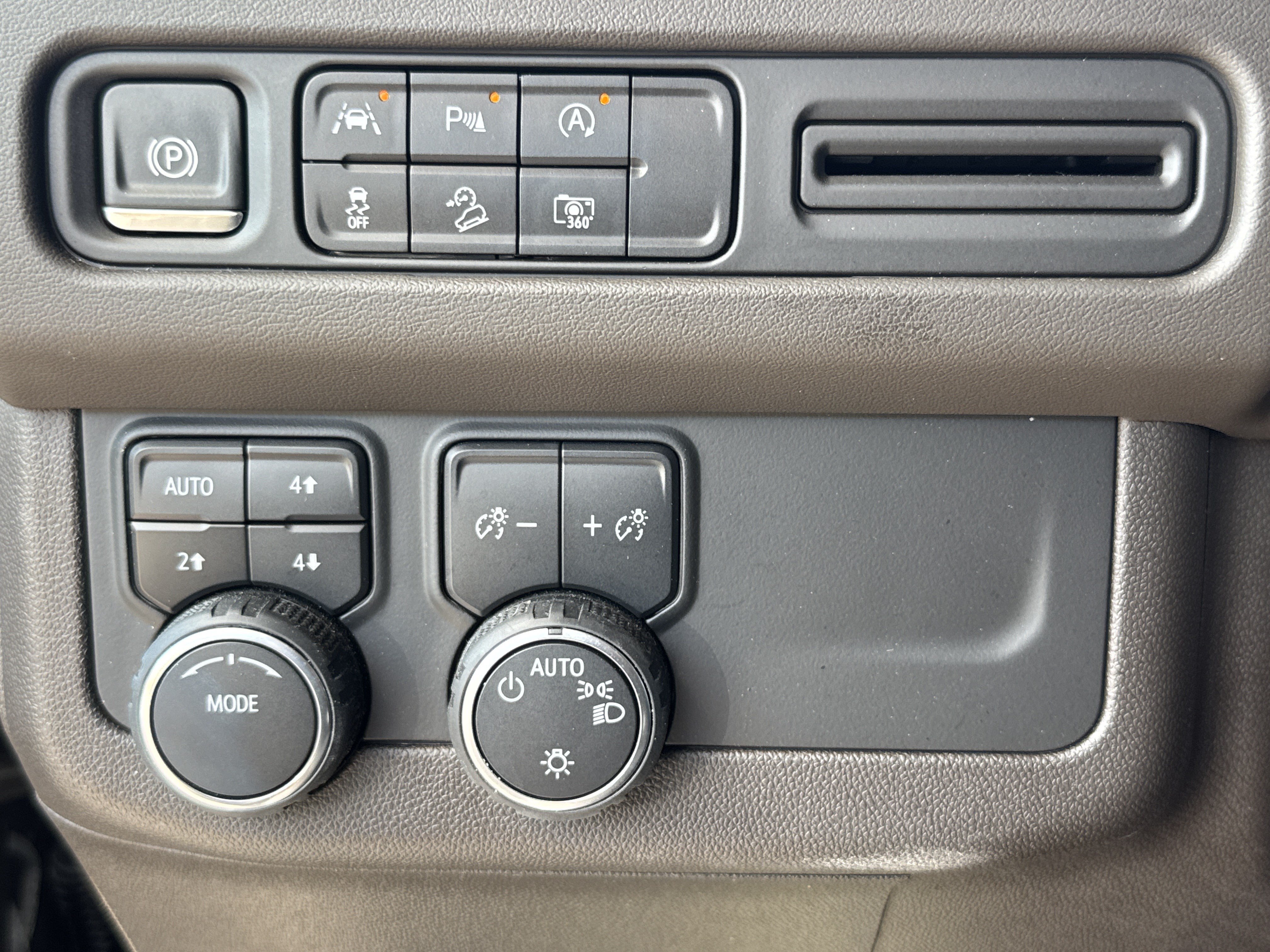 Used 2024 Chevrolet Tahoe Z71 w/ Luxury Package AWD/4WD image 19