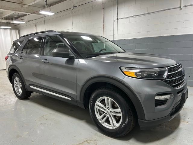 Used 2022 Ford Explorer XLT w/ Equipment Group 202A image 3
