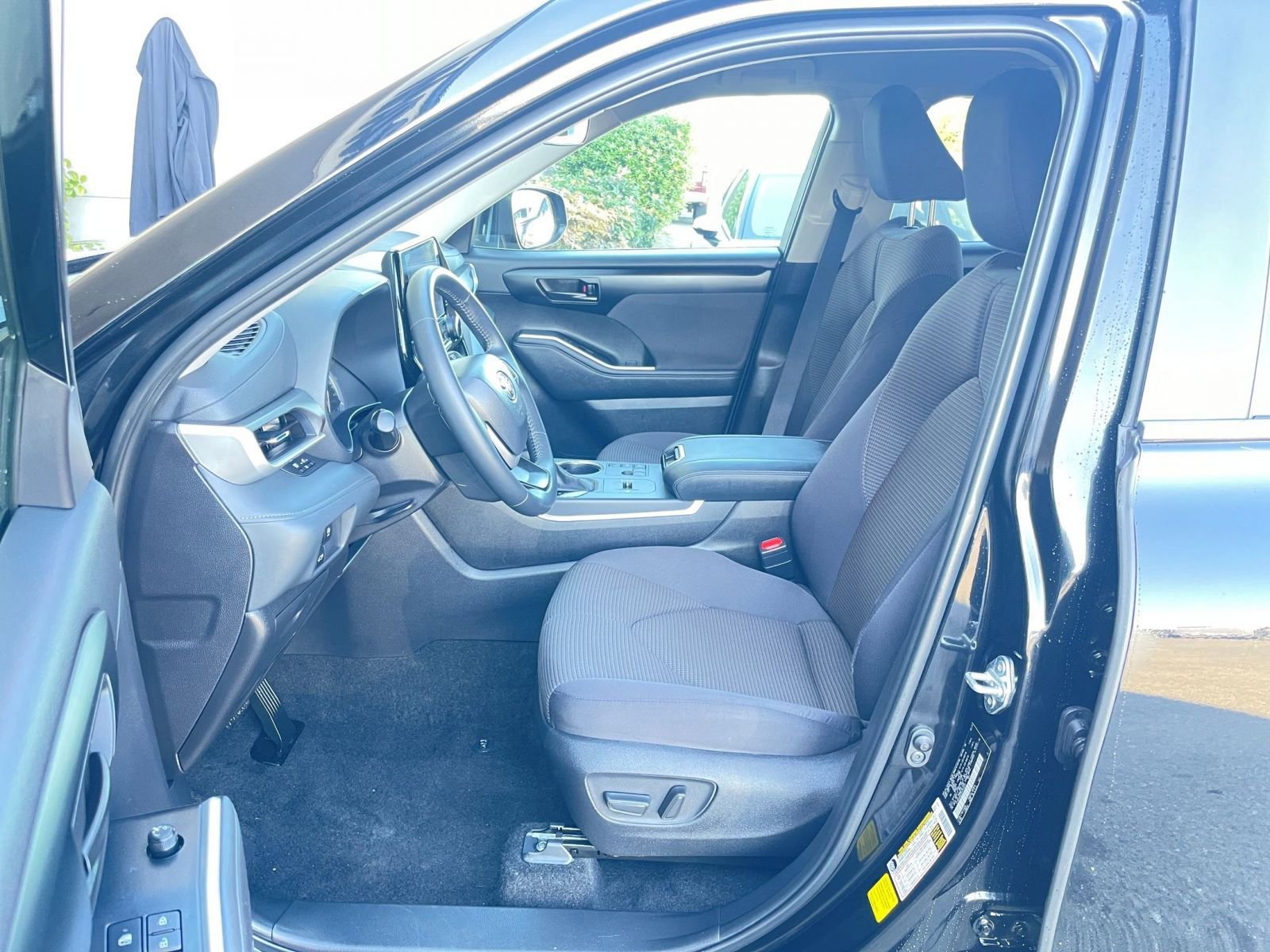 Used 2025 Toyota Highlander LE image 28