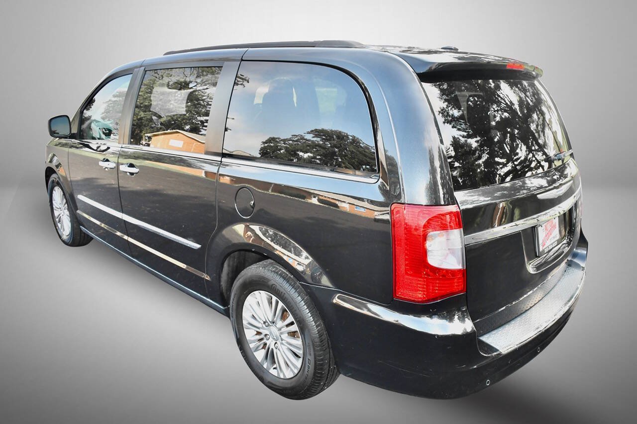 Used 2015 Chrysler Town & Country Touring-L w/ Driver Convenience Group FWD image 5