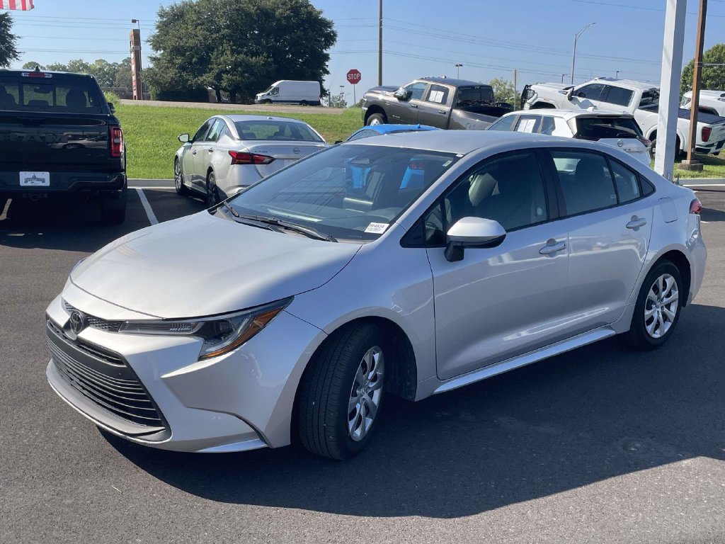 Used 2025 Toyota Corolla LE FWD image 7