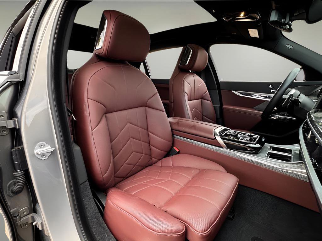 Used 2024 BMW 740i w/ Premium Package image 20