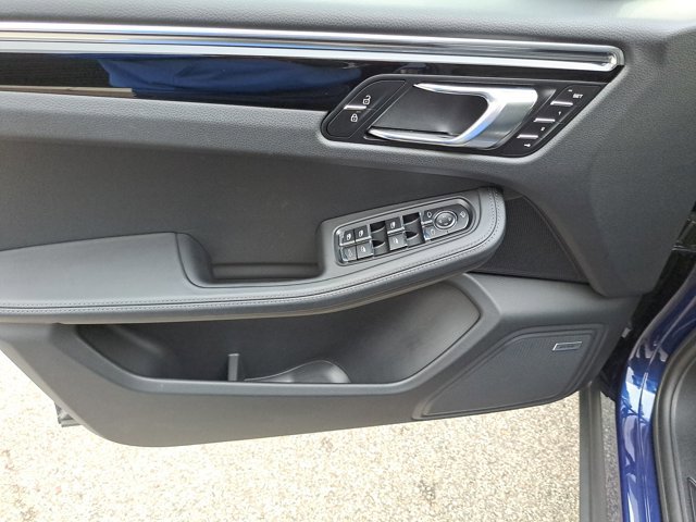 Certified 2025 Porsche Macan AWD/4WD image 24