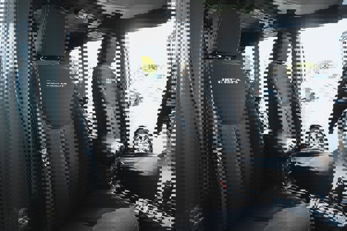 Used 2015 Jeep Wrangler Unlimited Rubicon w/ Connectivity Group image 26