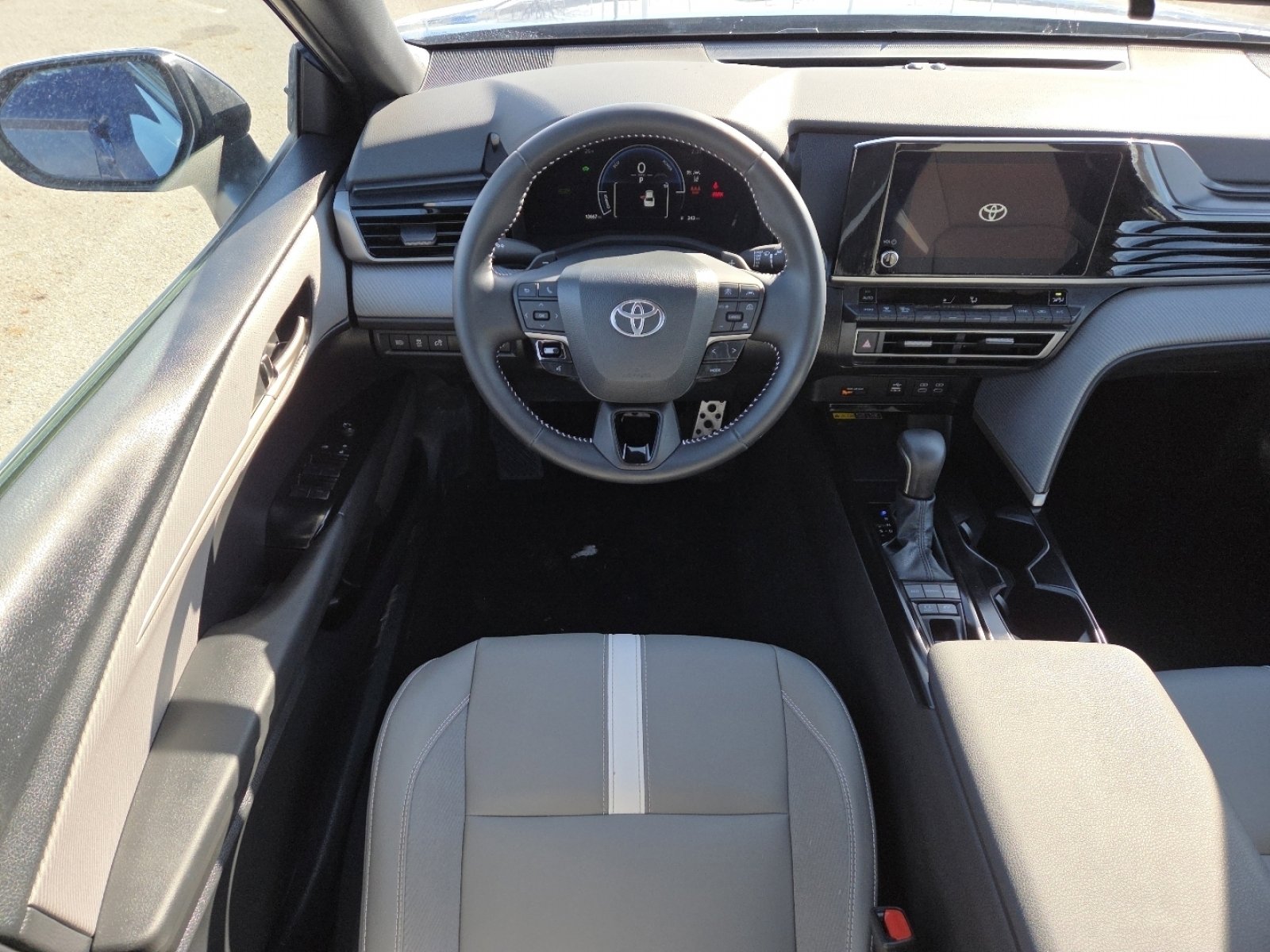 Used 2025 Toyota Camry SE image 21