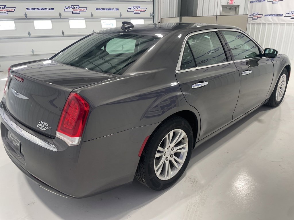 Used 2017 Chrysler 300 C image 11